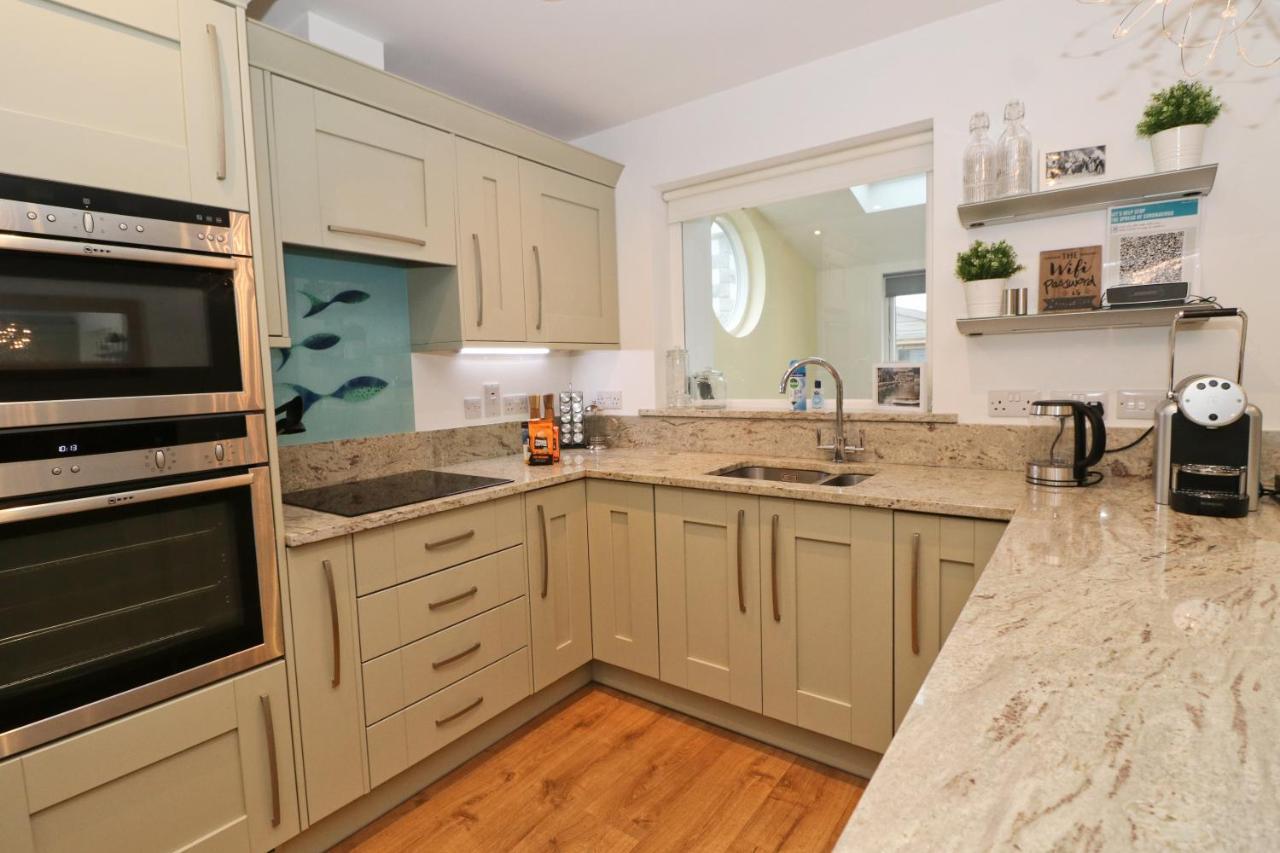 Near Beaches, Contemporary Home In Village Centre St Merryn Dış mekan fotoğraf