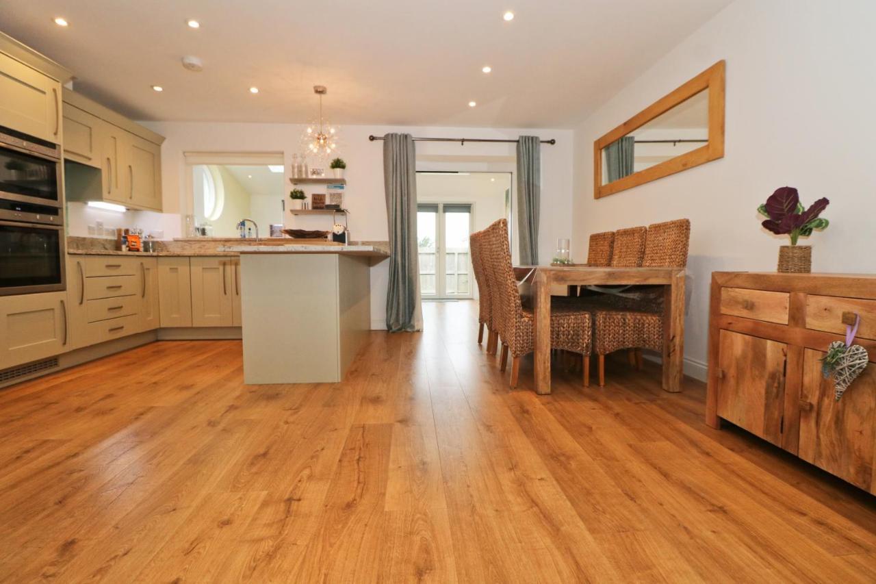 Near Beaches, Contemporary Home In Village Centre St Merryn Dış mekan fotoğraf